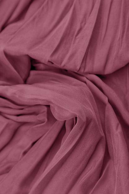 Robe romantique en pure soie froissée, ornée de rubis anciens