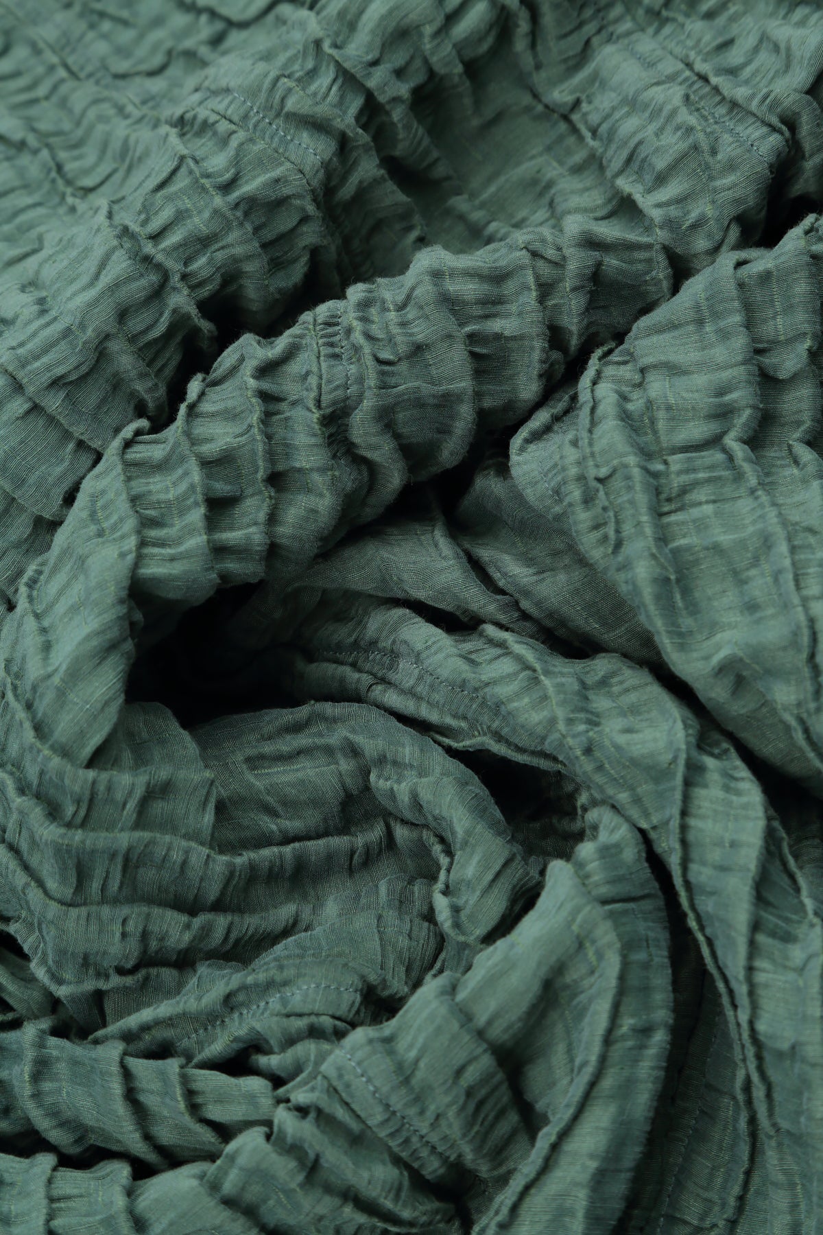 Veste en lin et soie sauge froissée à bords tombants