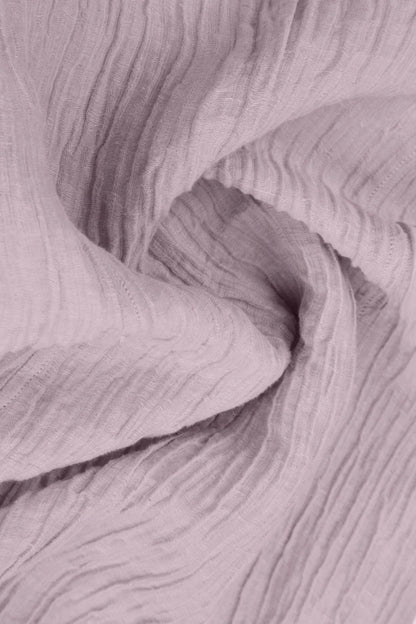 Jupe en soie lilas froissée fendue sur le devant