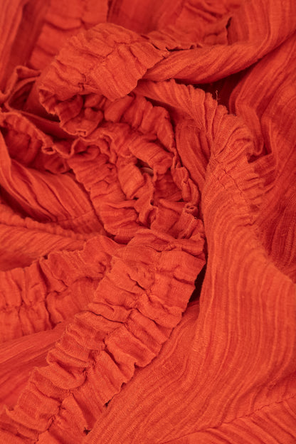 Orangefarbene gekräuselte Seidenjacke mit mittiger Rüsche