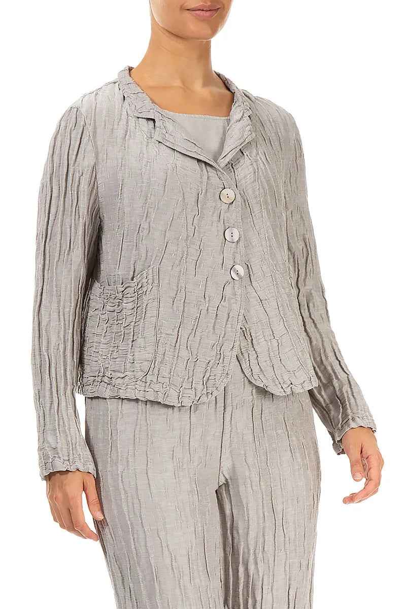 Kurze, knitterbeige Seidenjacke