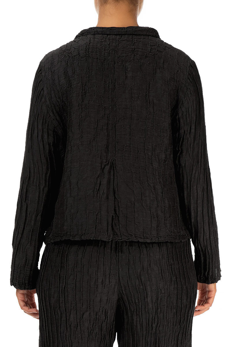 Kurze schwarze Jacke aus Seide und Leinen mit Crinkle-Effekt