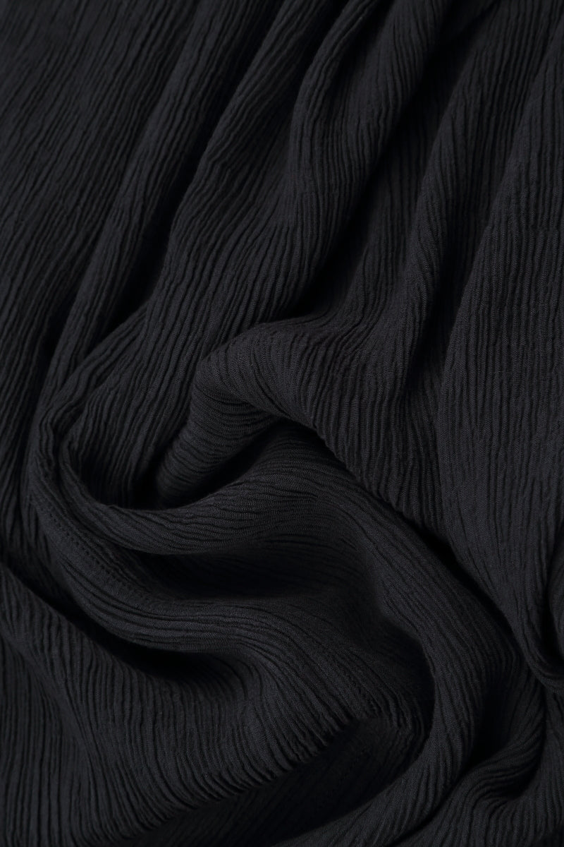 Schwarzes Kleid aus Seidenviskose mit kurzen Ärmeln und ausgestelltem Rock