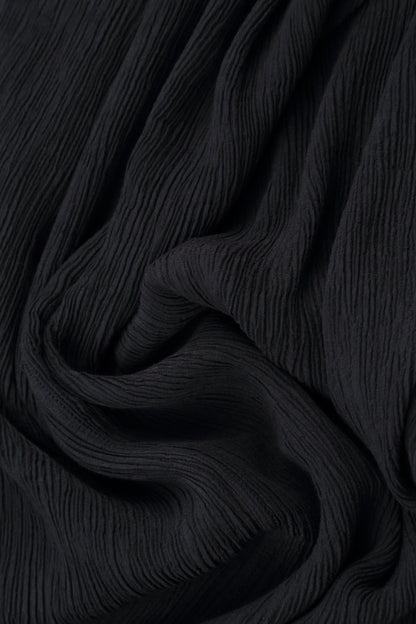 Schwarzes Kleid aus Seidenviskose mit kurzen Ärmeln und ausgestelltem Rock