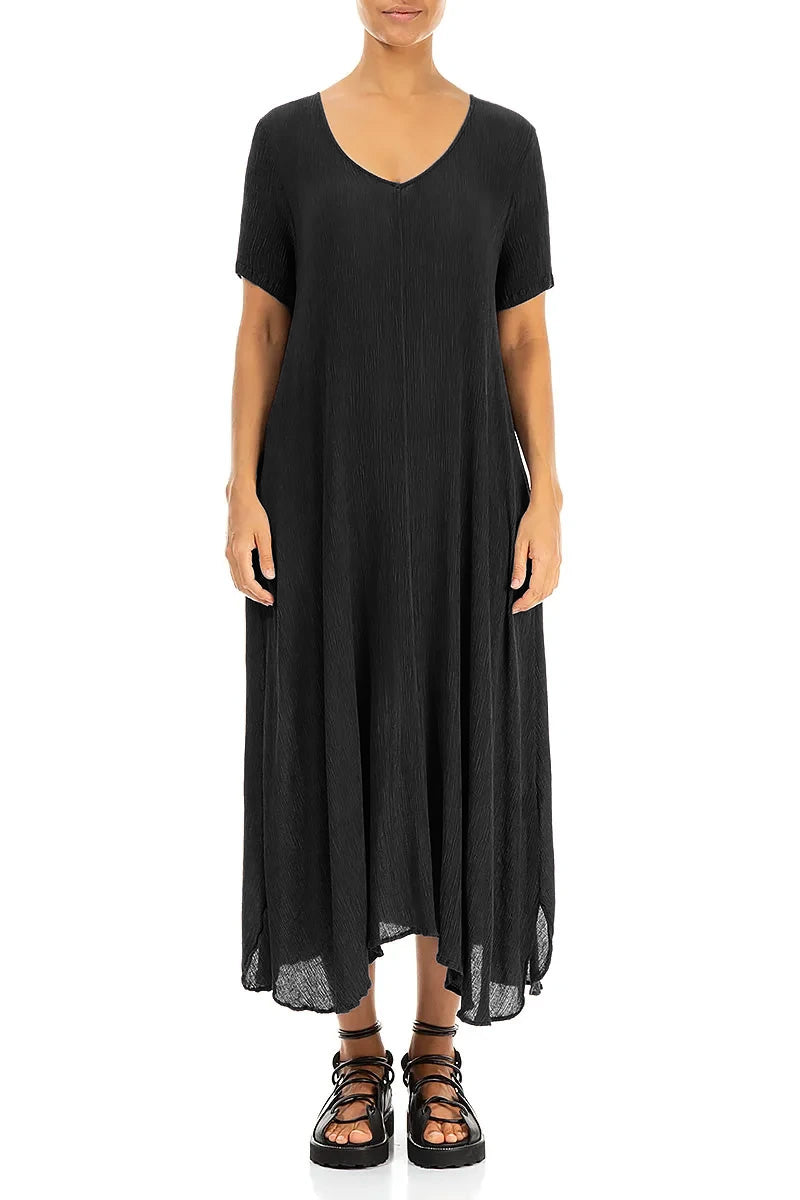 Schwarzes Kleid aus Seidenviskose mit kurzen Ärmeln und ausgestelltem Rock