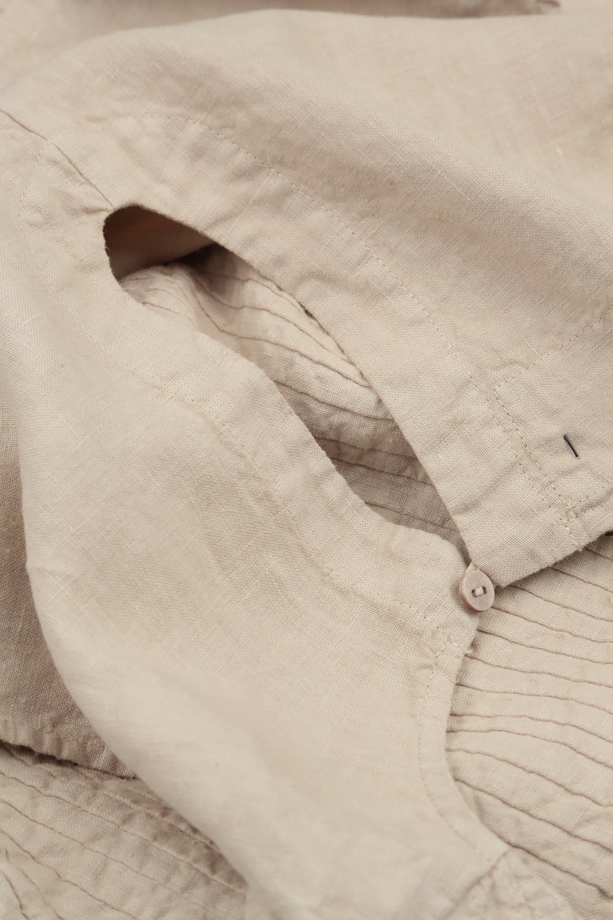 Robe en lin beige sans manches à pinces