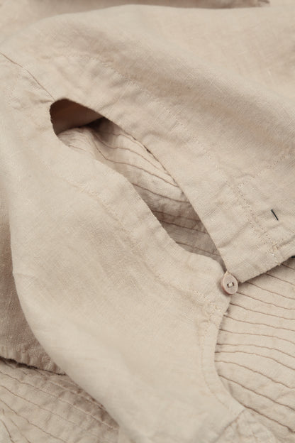 Robe en lin beige sans manches à pinces