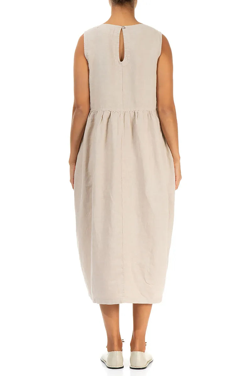 Robe en lin beige sans manches à pinces