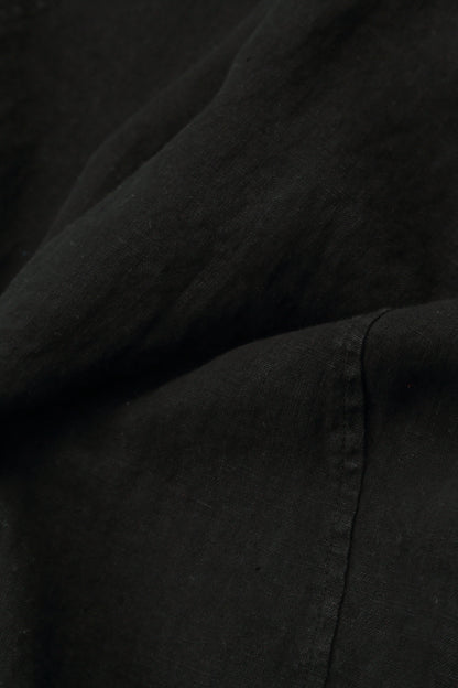 Ärmelloses schwarzes Leinenkleid mit Biesen
