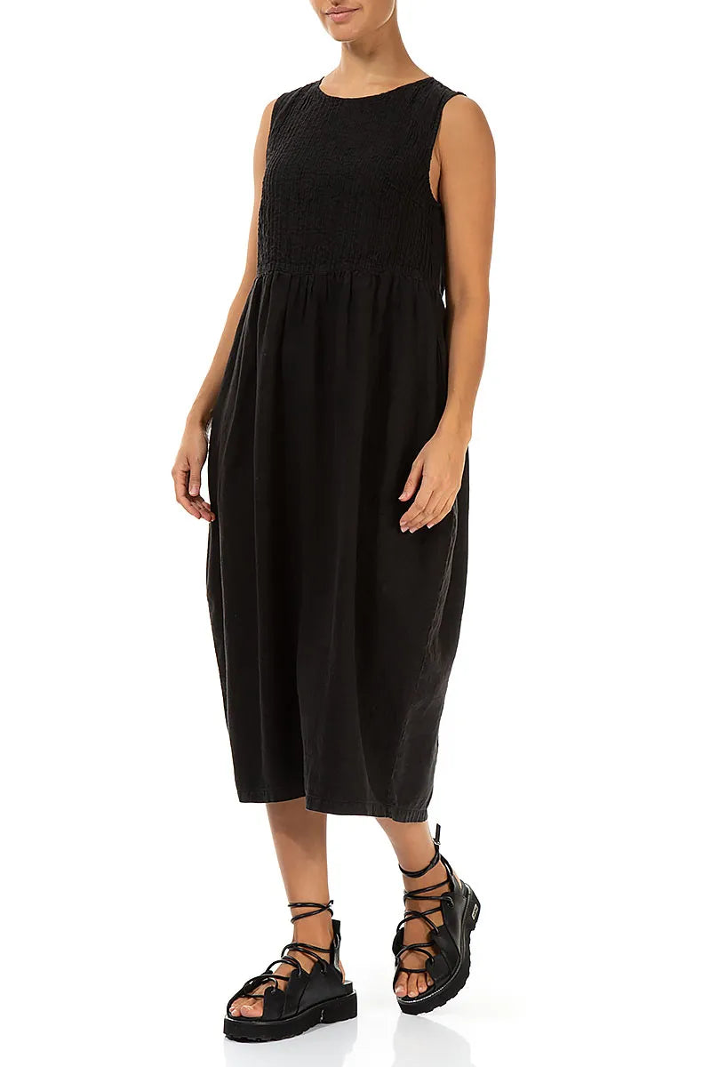 Ärmelloses schwarzes Leinenkleid mit Biesen