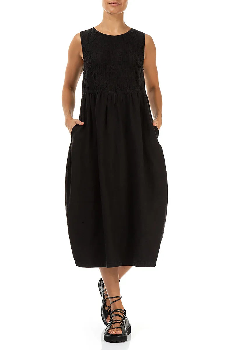Ärmelloses schwarzes Leinenkleid mit Biesen