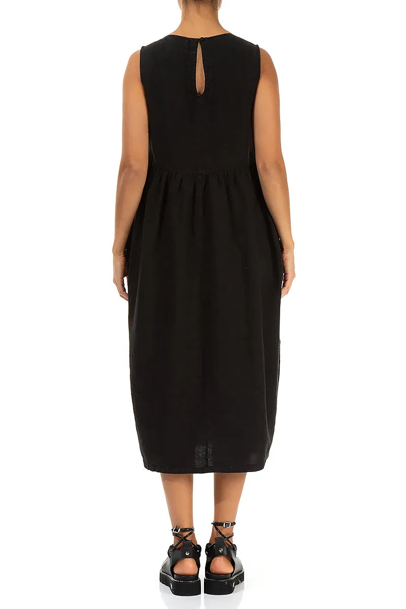 Ärmelloses schwarzes Leinenkleid mit Biesen