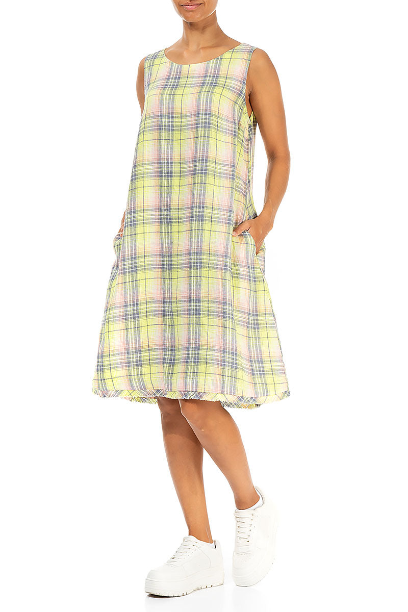 Ärmelloses kariertes Leinenkleid in Limettengrün