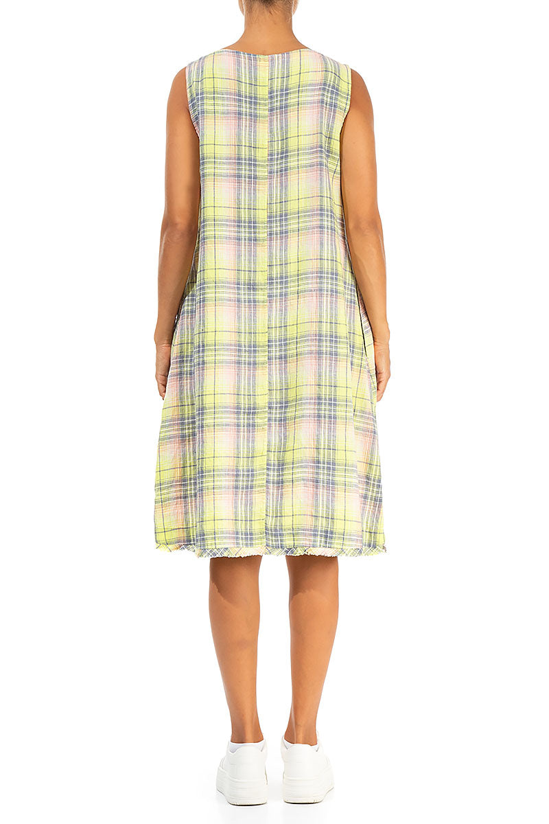 Ärmelloses kariertes Leinenkleid in Limettengrün