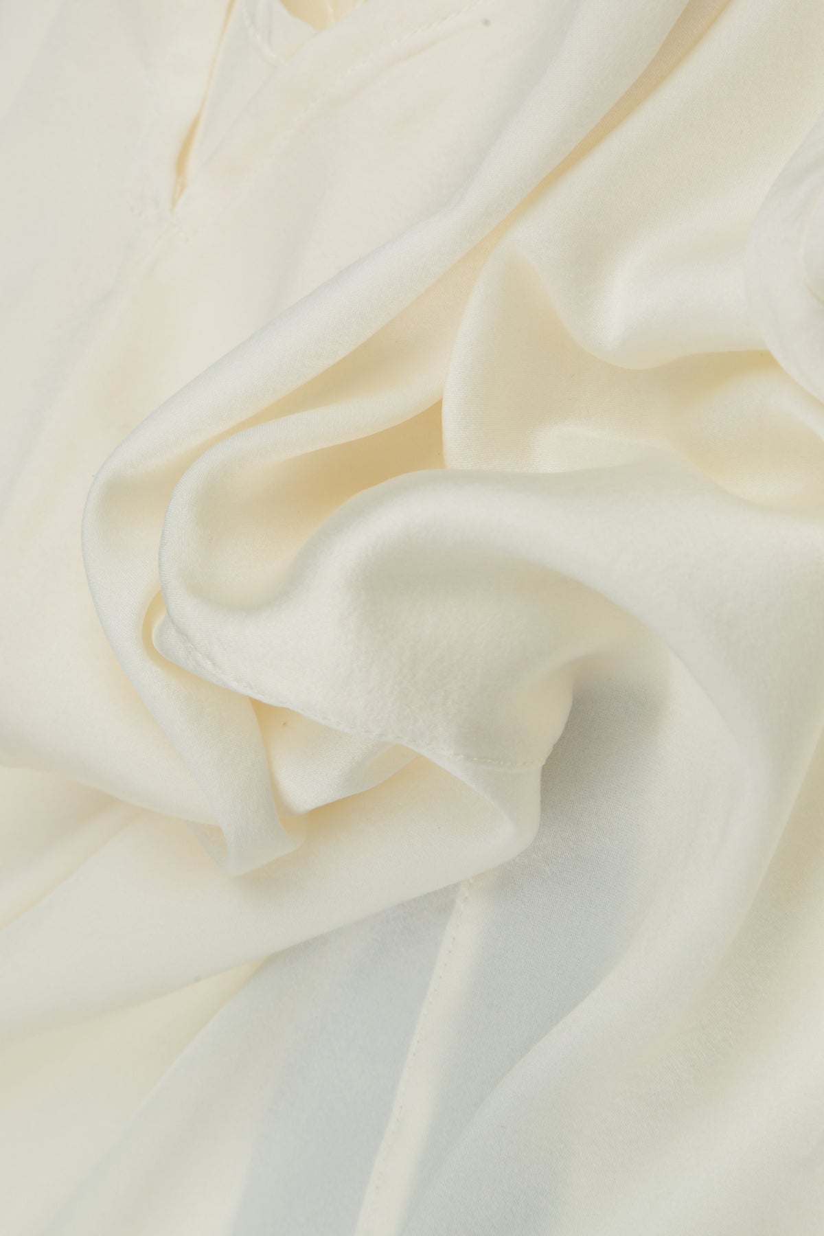 Ärmelloses, cremefarbenes Seidentop