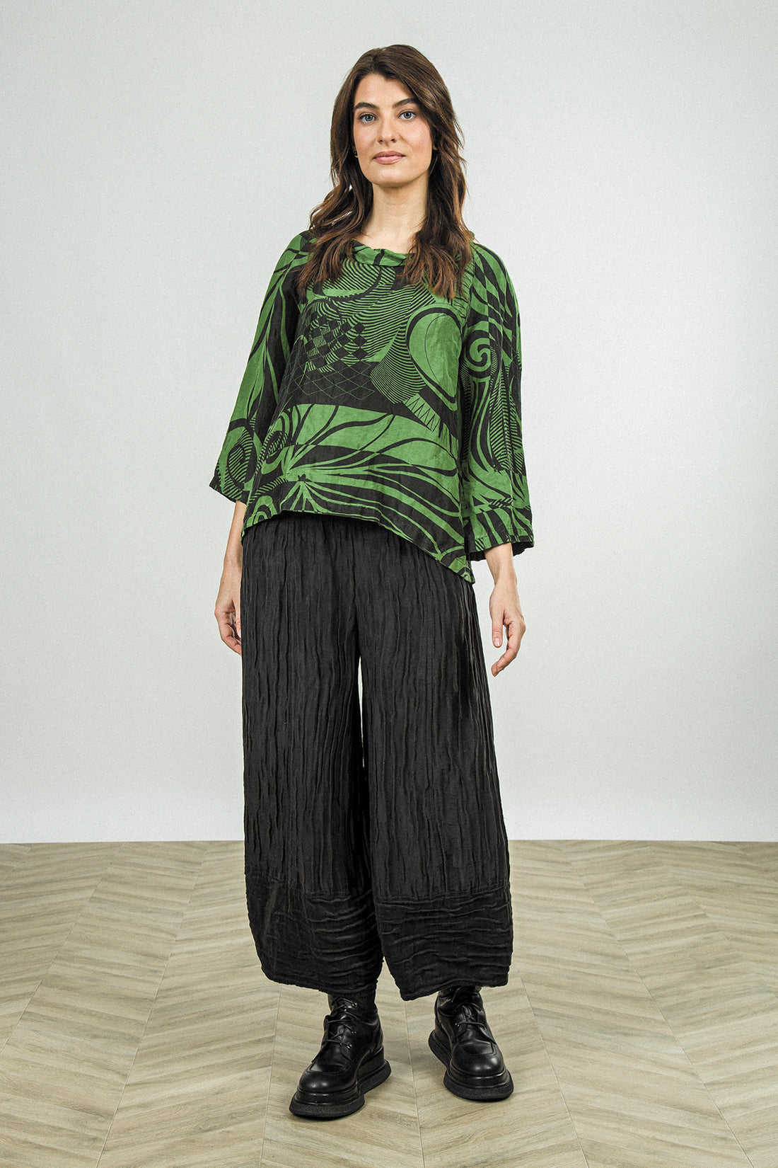 Blouse douce vert trèfle Orbit en soie texturée à col bénitier