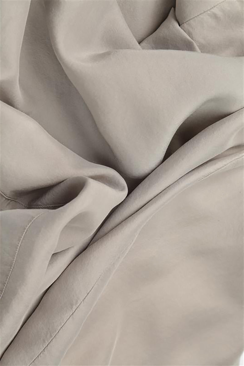 Schmal zulaufende beige Seidenhose