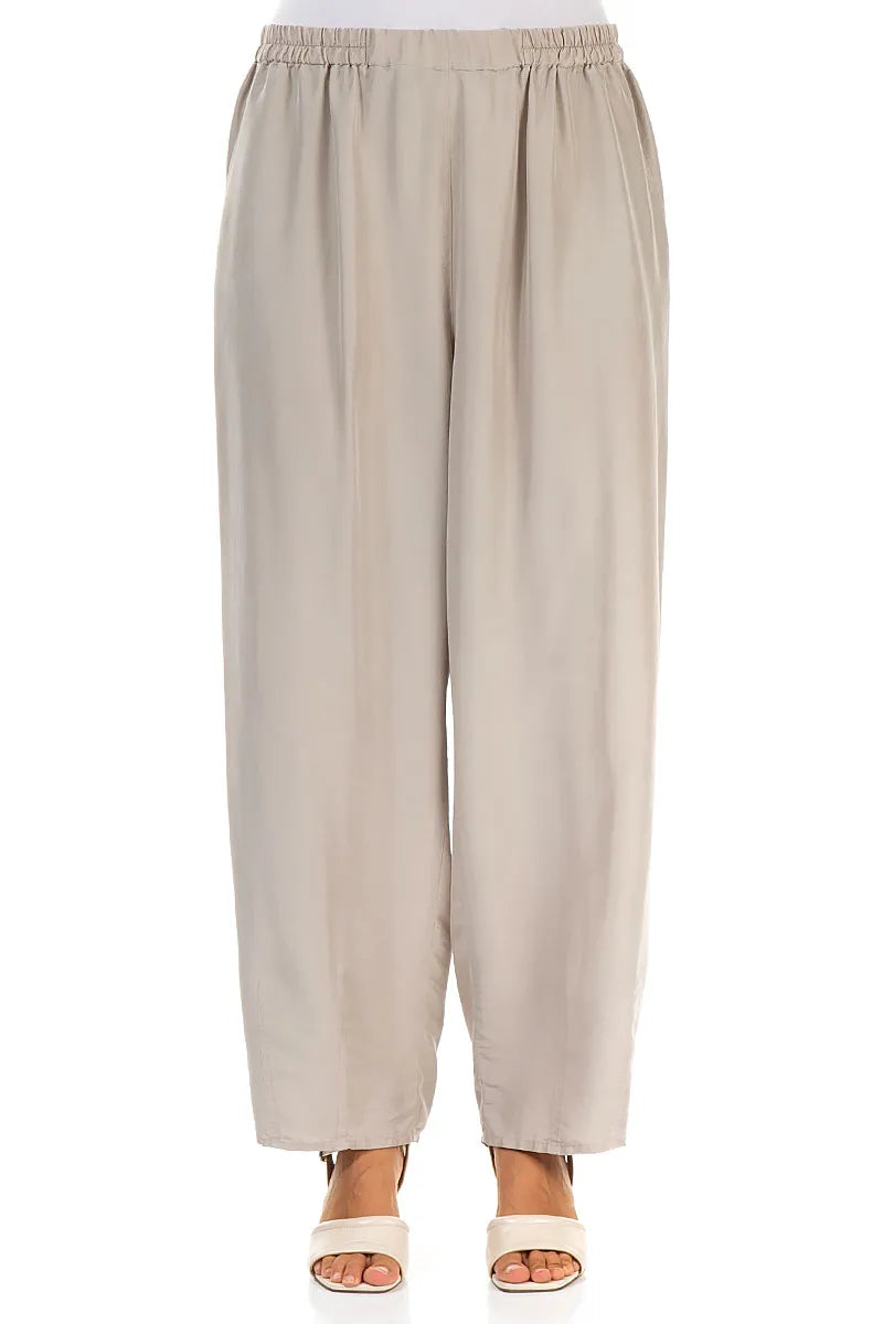 Schmal zulaufende beige Seidenhose
