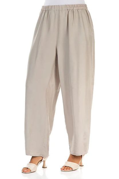 Schmal zulaufende beige Seidenhose