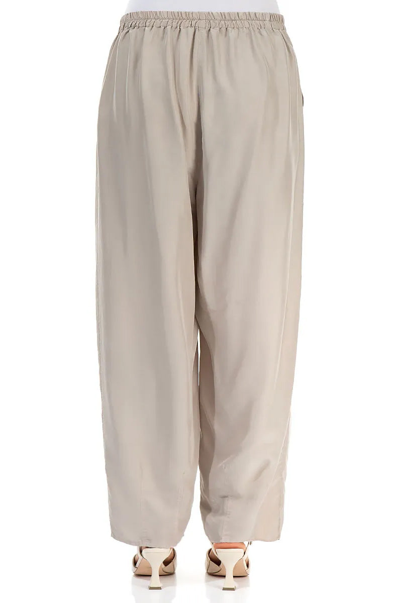 Schmal zulaufende beige Seidenhose