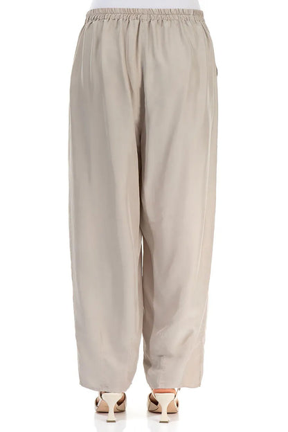 Schmal zulaufende beige Seidenhose
