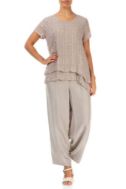 Schmal zulaufende beige Seidenhose