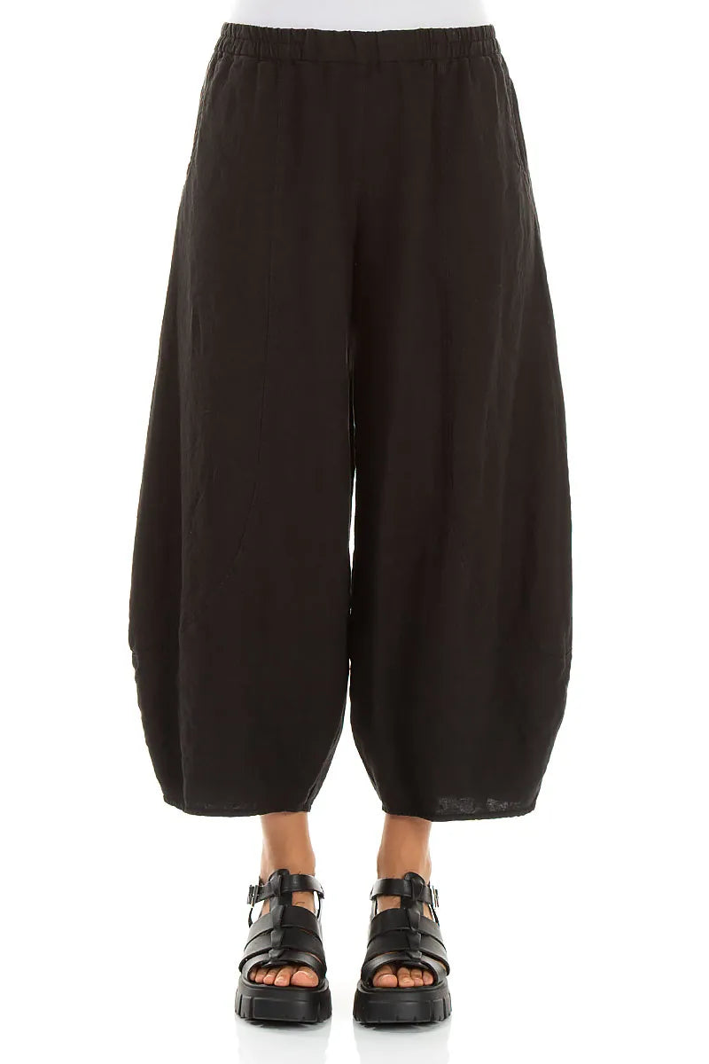 Kurze, weite Leinenhose in Schwarz mit schmal zulaufendem Bein