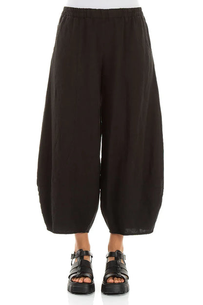 Kurze, weite Leinenhose in Schwarz mit schmal zulaufendem Bein