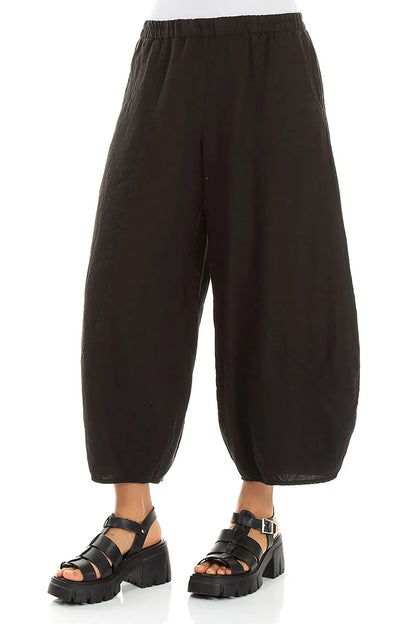 Kurze, weite Leinenhose in Schwarz mit schmal zulaufendem Bein