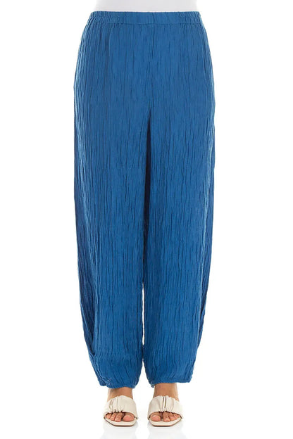 Pantalon fuselé en soie froissée bleu cobalt