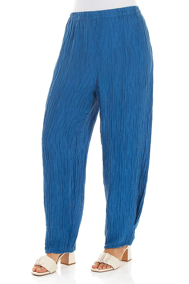 Pantalon fuselé en soie froissée bleu cobalt
