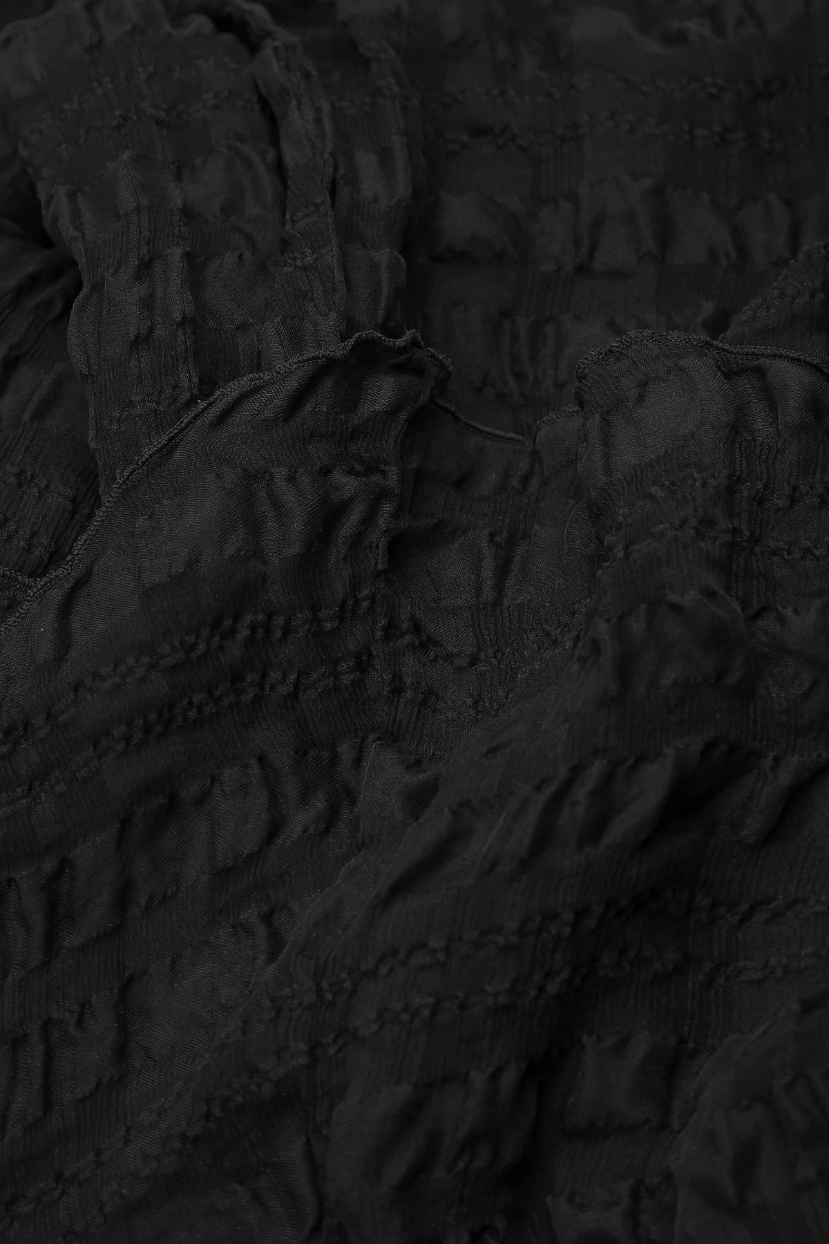 Bindegürtel-Jacke aus schwarzer, texturierter Seide