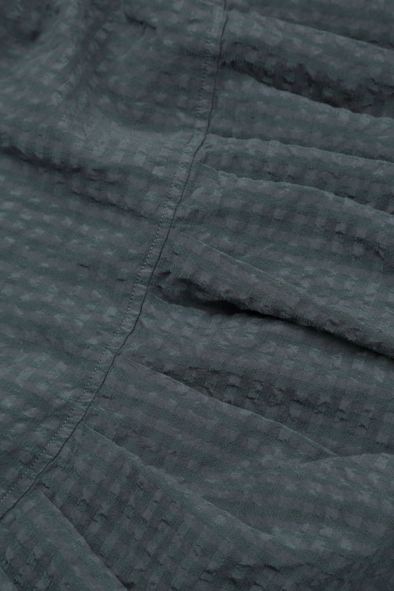 Robe en soie texturée graphite à volants