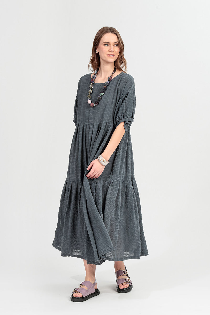 Robe en soie texturée graphite à volants