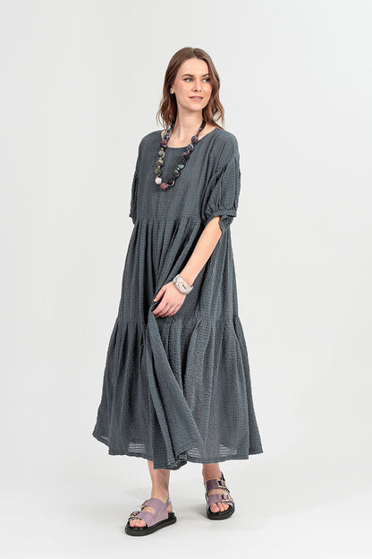 Robe en soie texturée graphite à volants