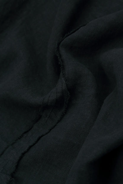 V-Ausschnitt schwarzes Pintuck-Leinenkleid
