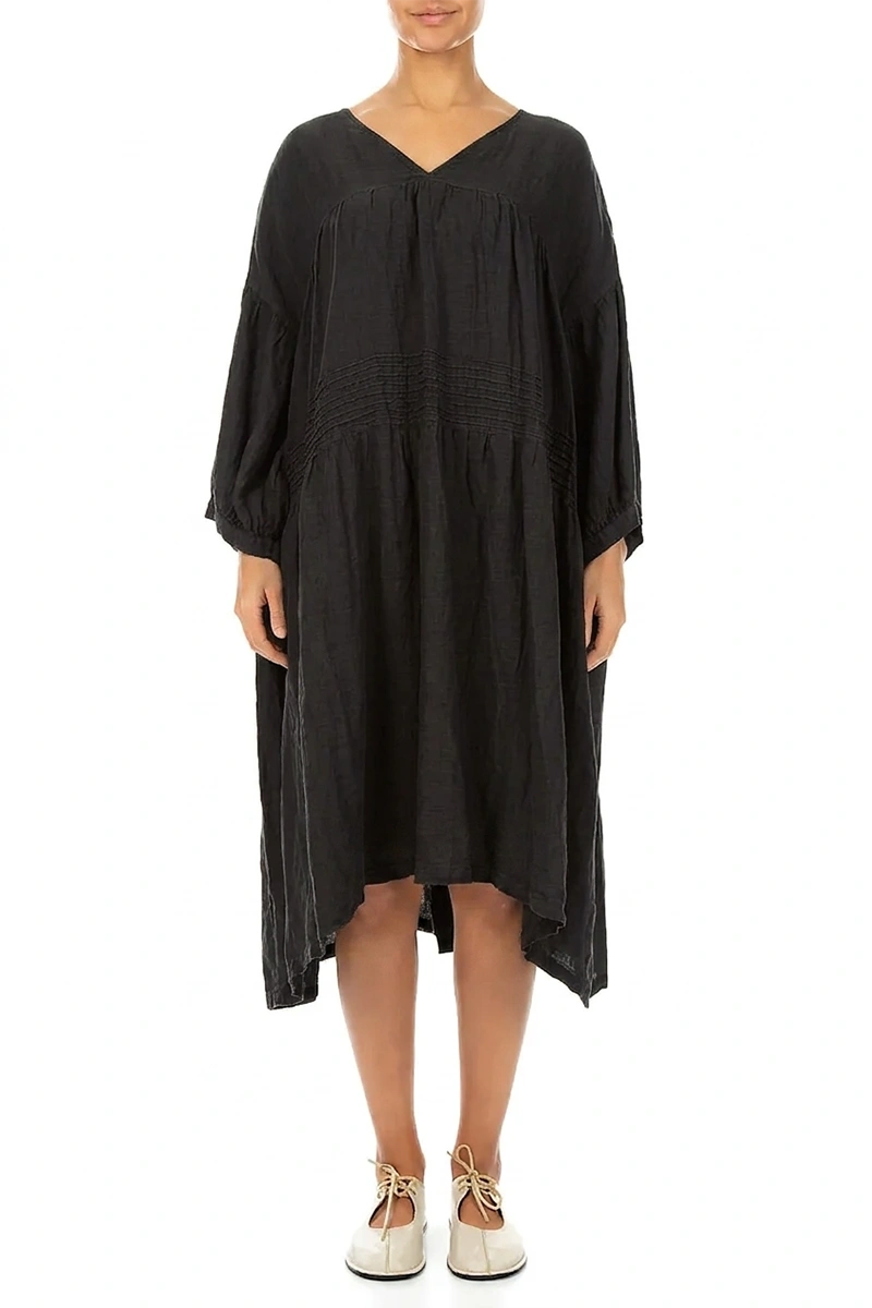 V-Ausschnitt schwarzes Pintuck-Leinenkleid