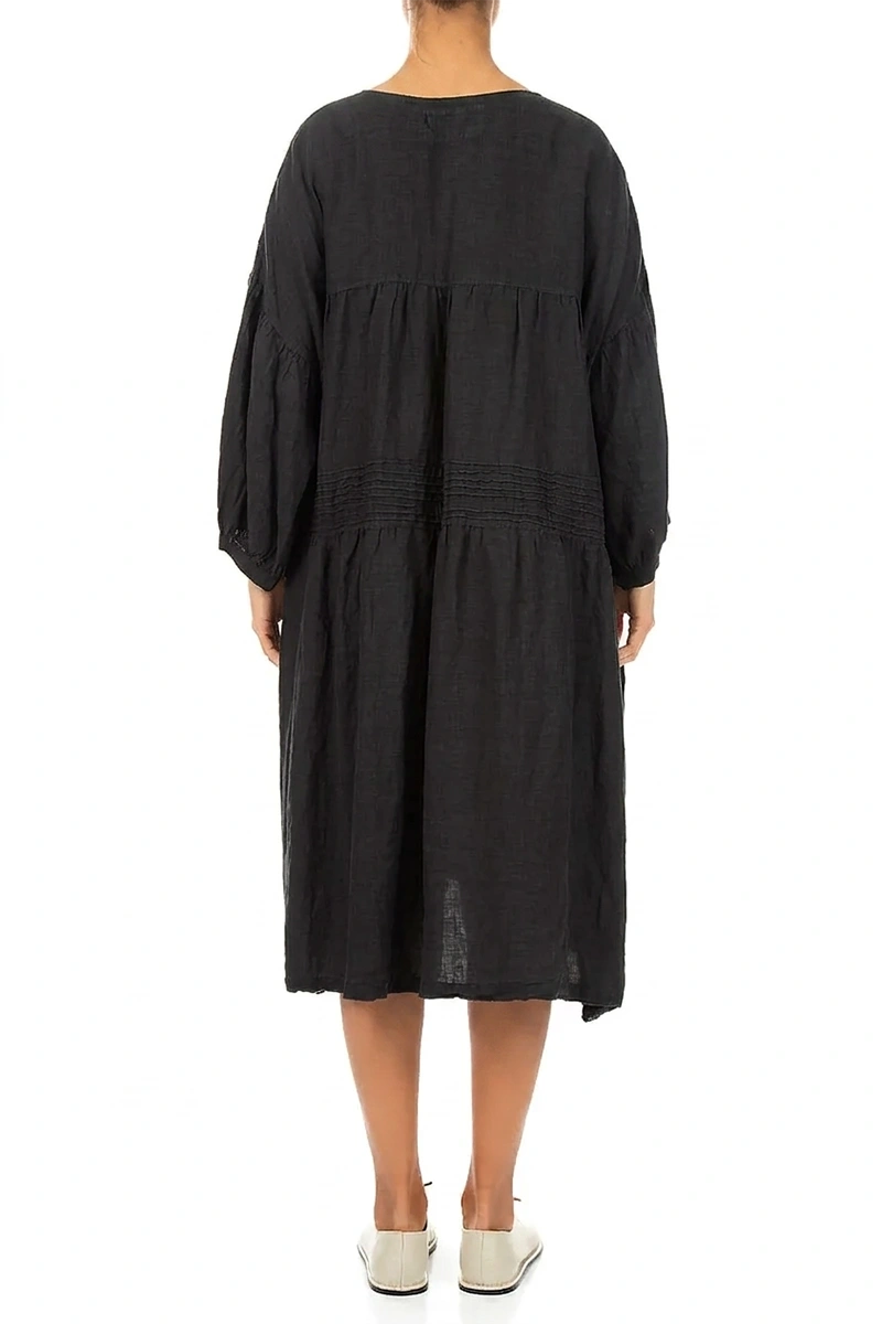 V-Ausschnitt schwarzes Pintuck-Leinenkleid