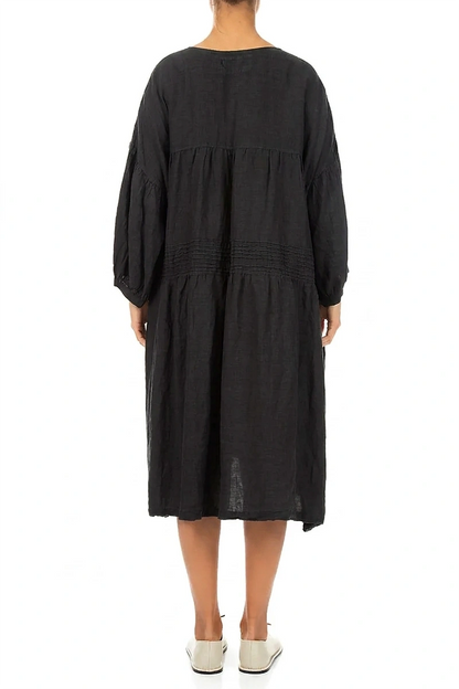 V-Ausschnitt schwarzes Pintuck-Leinenkleid