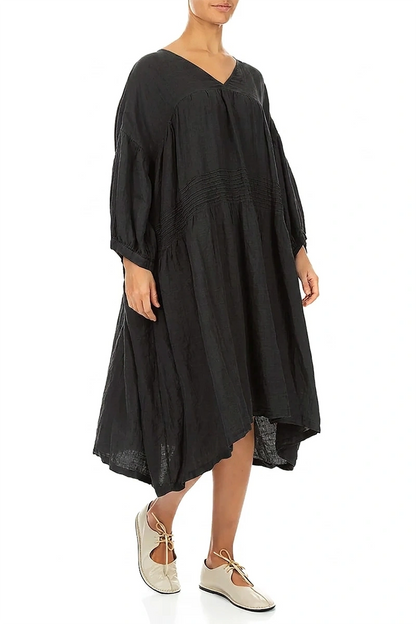 V-Ausschnitt schwarzes Pintuck-Leinenkleid