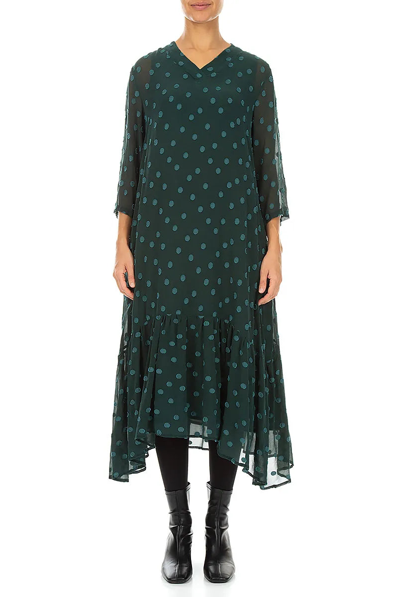 Robe en soie à pois paon et col en V