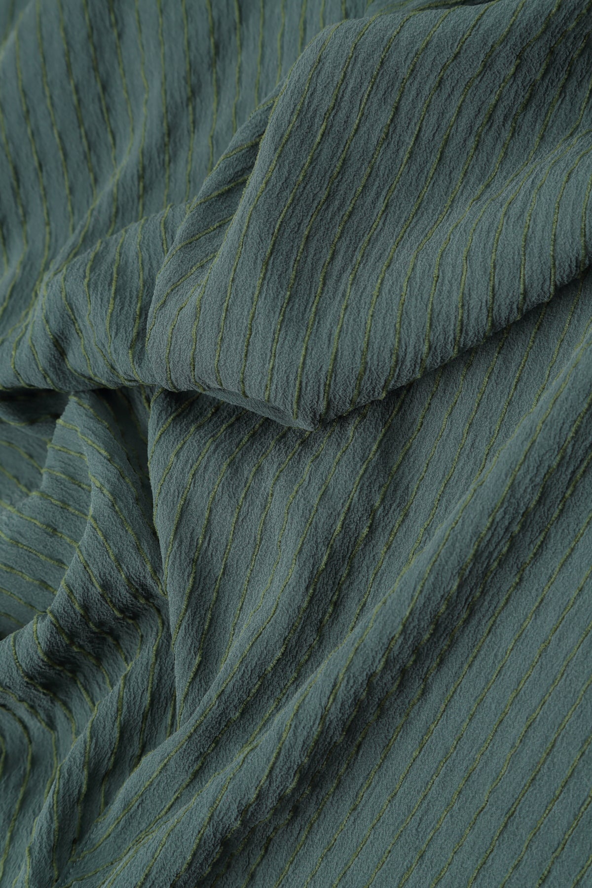 V-Ausschnitt Salbeifarbene Gestreifte Seidenviskose-Bluse