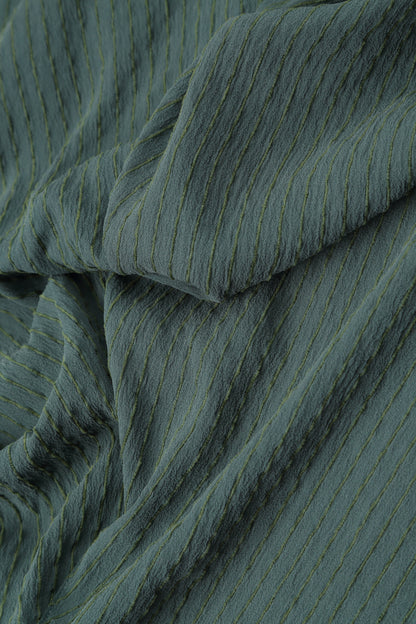 V-Ausschnitt Salbeifarbene Gestreifte Seidenviskose-Bluse