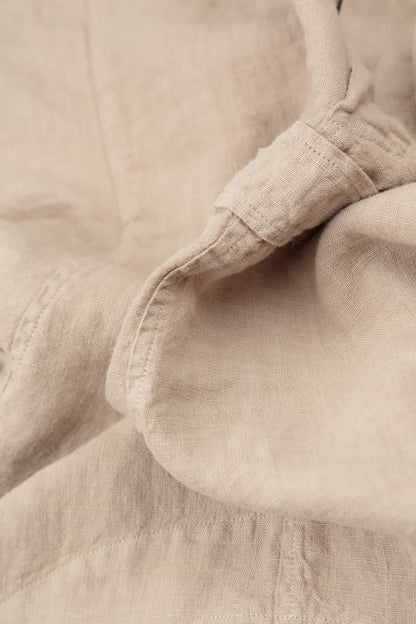 Tailliertes ärmelloses Leinenkleid in Beige